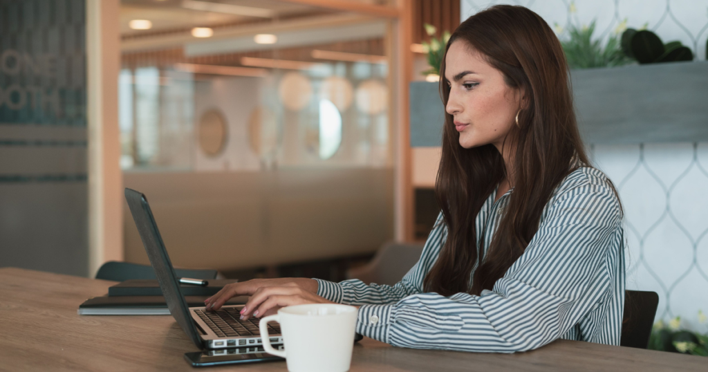 solopreneur using best ai writing tools for freelancers to increase productivity and client output